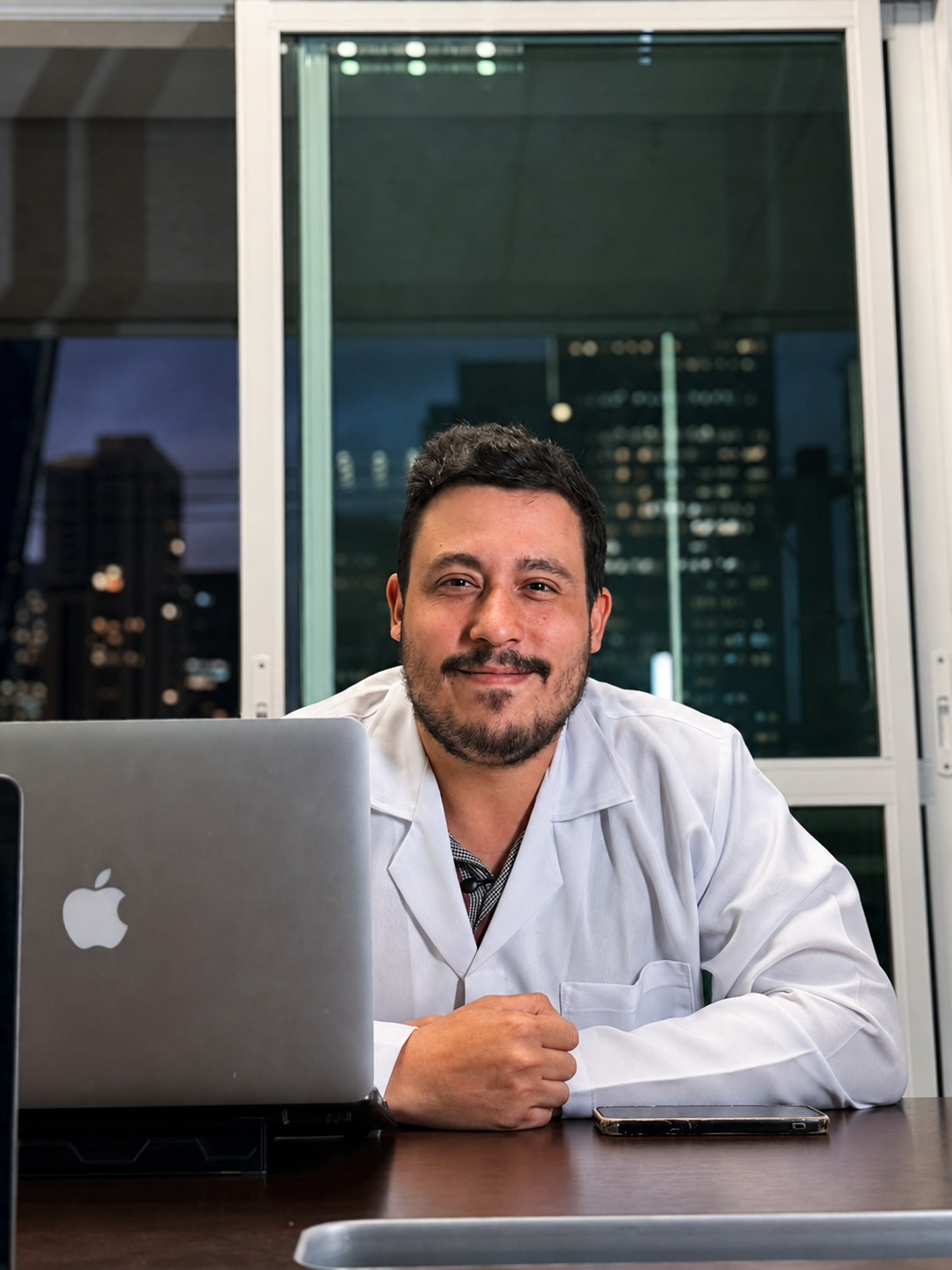 Dr. Dalci Neto, médico da ClinicaNabis, em seu consultório